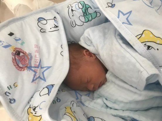 真愛婦產(chǎn)迎來(lái)雙胞胎公主，勇敢寶媽為愛堅(jiān)持順產(chǎn)