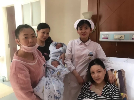真愛婦產(chǎn)迎來(lái)雙胞胎公主，勇敢寶媽為愛堅(jiān)持順產(chǎn)