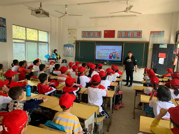 助力公益，奉獻(xiàn)愛(ài)心|德韓口腔走進(jìn)麻城乘馬崗凱德希望小學(xué)