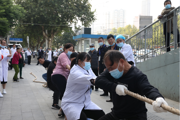 武漢仁愛(ài)醫(yī)院開(kāi)展職工拔河比賽