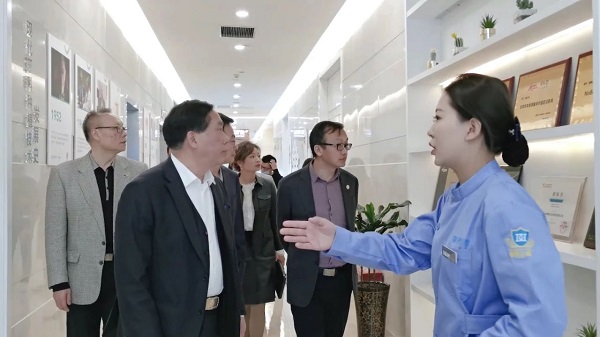 中國非公立醫(yī)療機構(gòu)協(xié)會領(lǐng)導(dǎo)蒞臨貴陽德韓口腔醫(yī)院考察指導(dǎo)工作