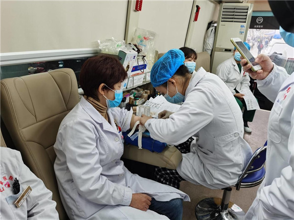 血源告急,武漢仁愛醫(yī)院白衣天使忙獻(xiàn)血