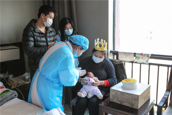 疫情期間,孫木英給滯留在漢的新生兒舉辦滿月趴